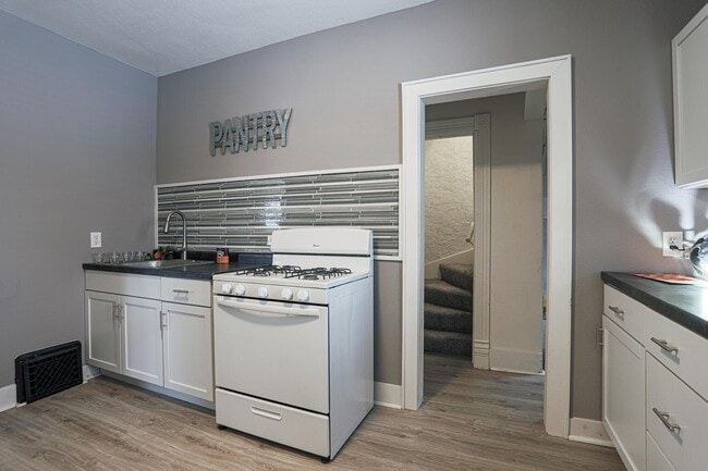 Building Photo - 2028 7th Ave