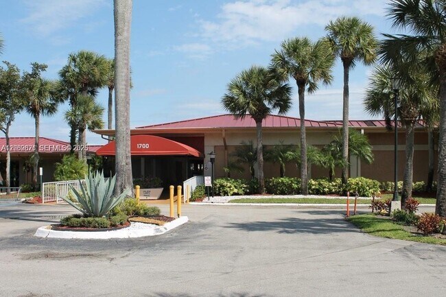 Building Photo - 136 Lake Dora Dr