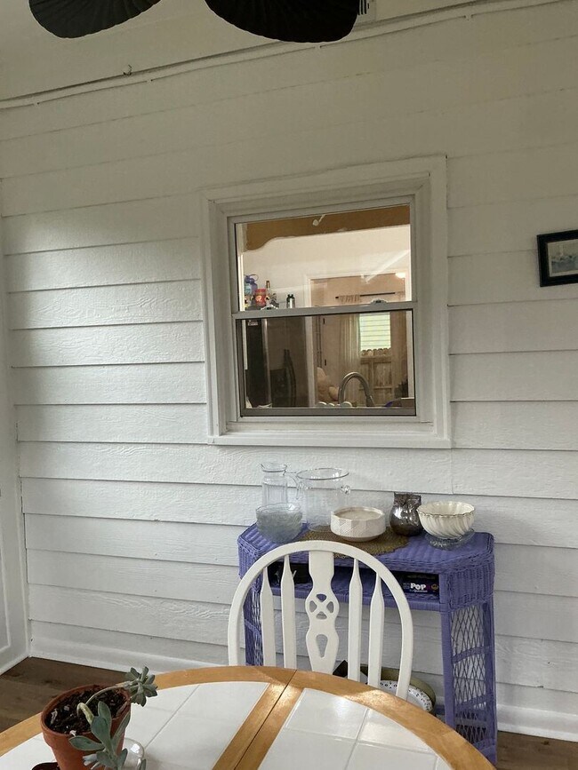 Building Photo - 2/2