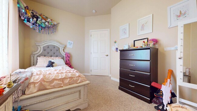 Building Photo - 3 Bedroom Cedar Crossing Townhome