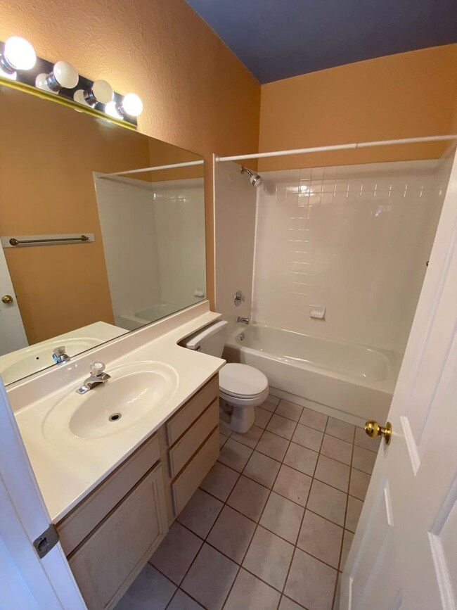 Building Photo - 4 bed/3 bath home located in Henderson