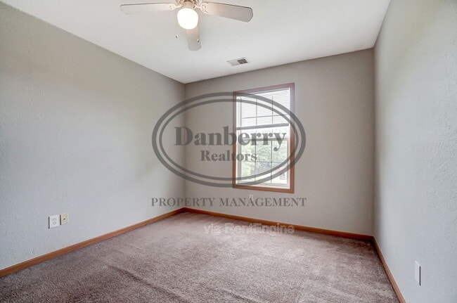 Building Photo - 1115 N Byrne Rd