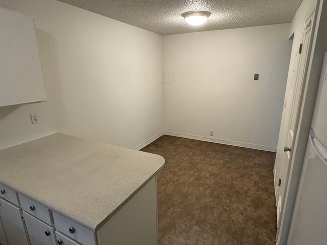 Building Photo - Magnussen Apartments