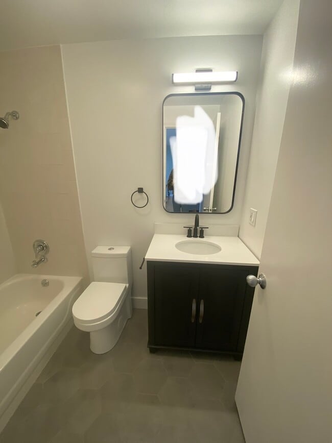 Building Photo - 680 N Green St