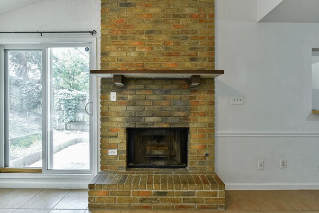 Building Photo - 1128 Royal Crest Dr