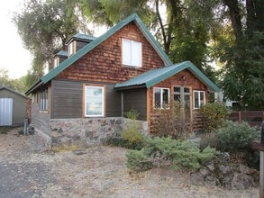Building Photo - Custom 3 Bedroom Home Near Ochoco Creek Pa...