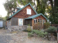 Building Photo - Custom 3 Bedroom Home Near Ochoco Creek Pa...