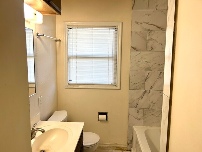 Building Photo - 1025 Tyler Ave