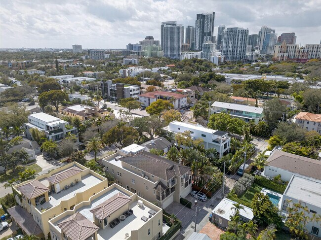 Building Photo - 1215 NE 1st St