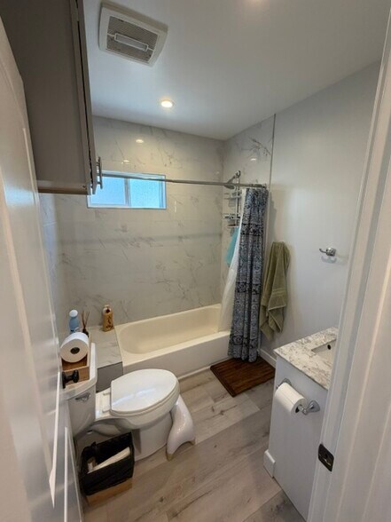 Bathroom - 713 S Columbus Ave