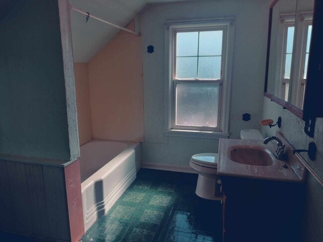 Building Photo - Charming 5 Bed, 2 bath home in the heart o...