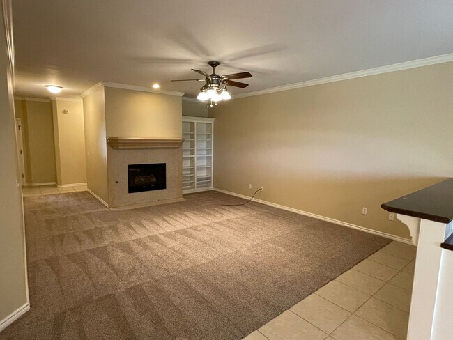 Building Photo - 3 Bed, 2 Bath in Surrey Hills of Yukon