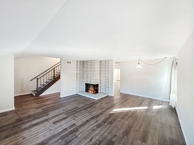 Building Photo - Beautiful 4BD/2BA W/ Attached Garage in Cl...