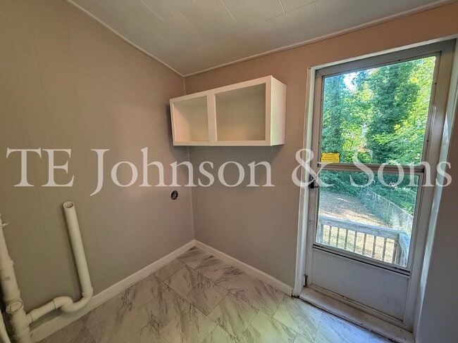 Building Photo - Charming 2 Bedroom Home with Basement & Modern Updates in Winston-Salem