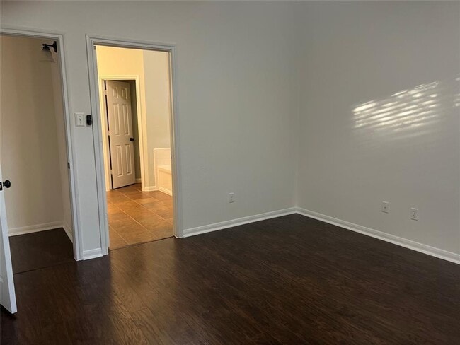 Building Photo - 600 Spanish Oak Terrace