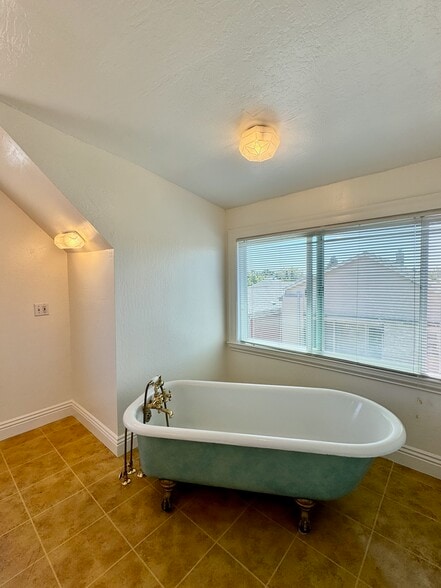 Claw Foot Tub w/ a View - 1910 Union St