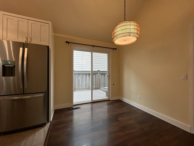 Building Photo - Stunning Lake Oswego Home with Outdoor Retreat, Vaulted Ceilings & Walk-In Closet