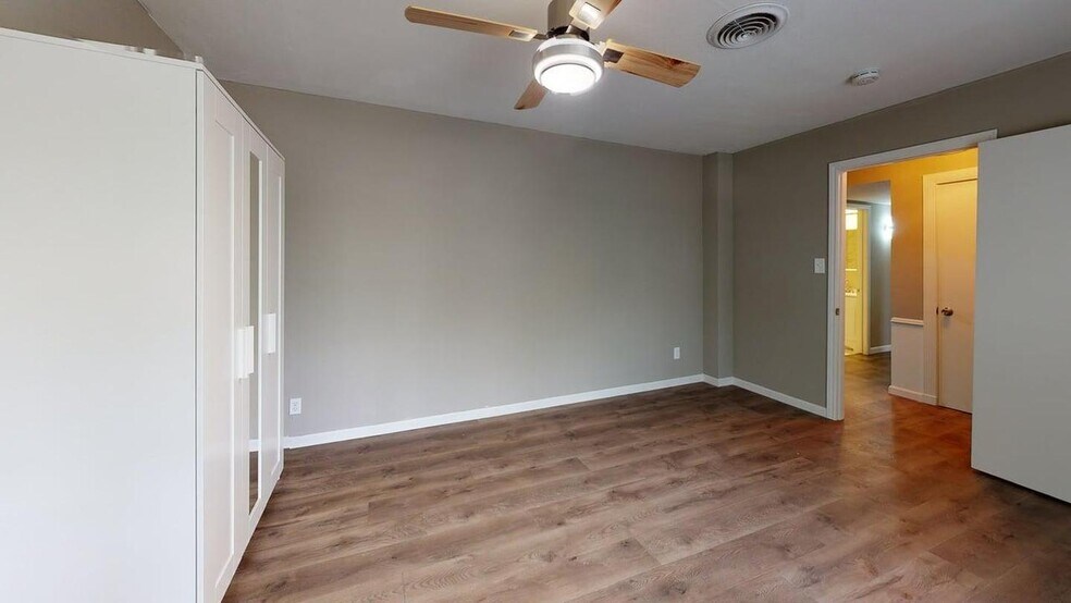 Building Photo - 2121 Canton Dr