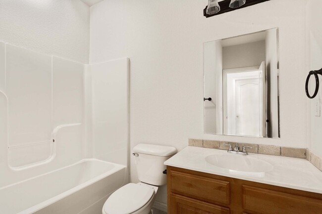 Building Photo - 1/2 OFF FIRST MONTH RENT - 3 bed, 2 bath C...