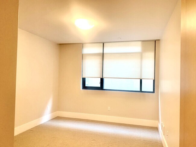 Building Photo - Spacious Centrally Located 1 bed + Den/ 1....