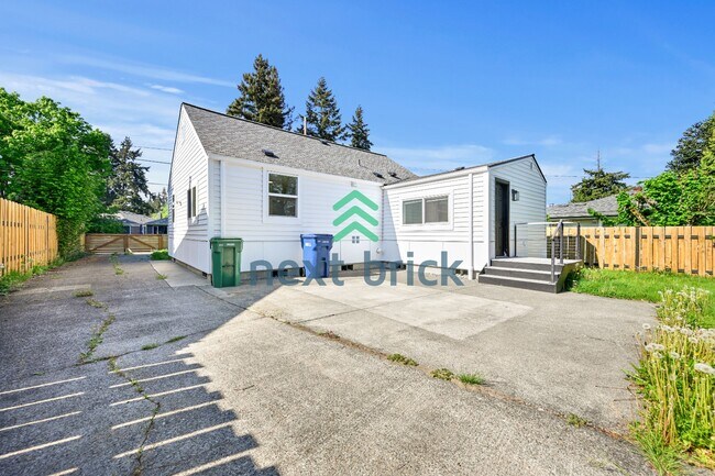 Building Photo - 215 S 107th St