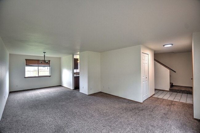 Building Photo - Fantastic 4 bedroom home in excellent loca...