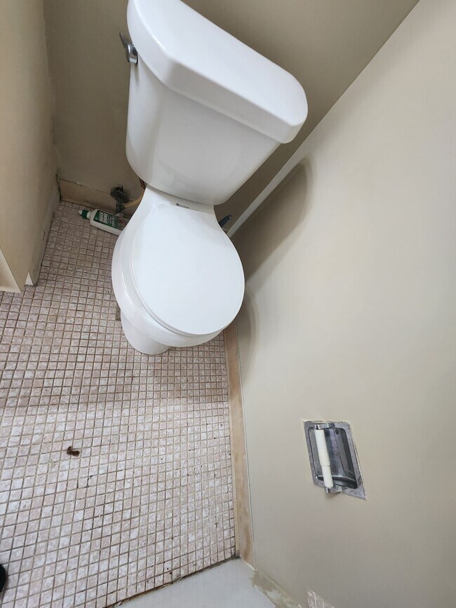 Building Photo - Large  1BR/1.5BA. No minimum Credit Score required!