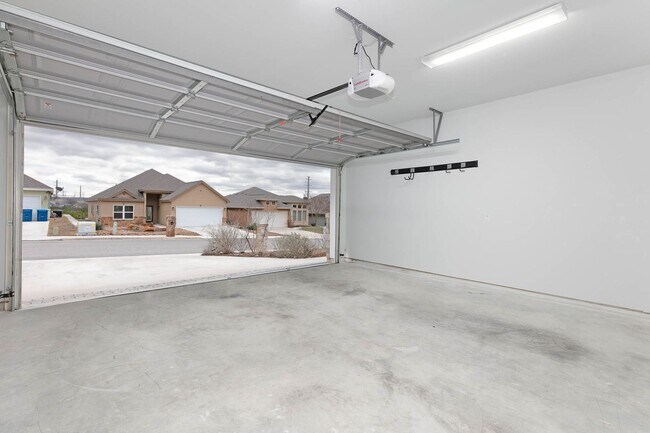 Building Photo - Kerrville, TX!  Country Charm with Modern Flair.