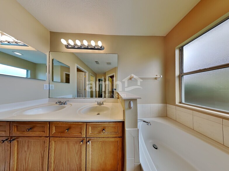 Building Photo - 705 Waterlily Way