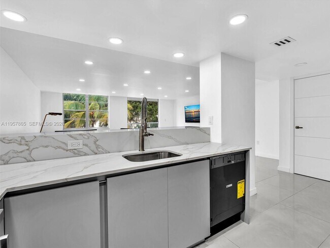 Building Photo - 10000 W Bay Harbor Dr