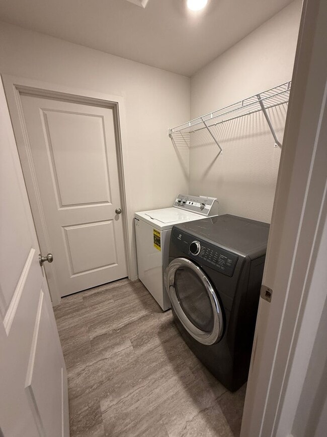 Building Photo - Beautiful 3 Bedroom 2 Bathroom Home Availa...