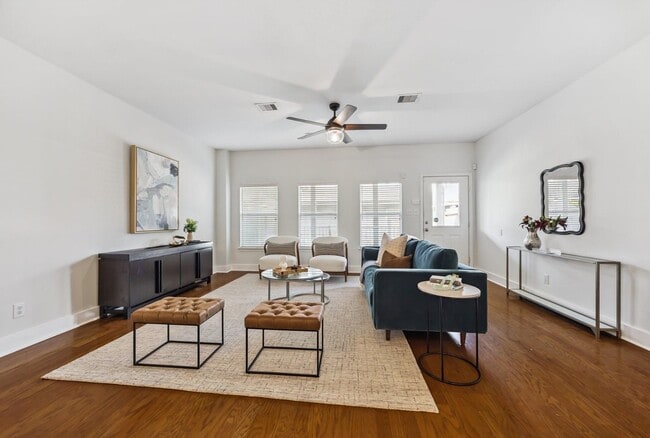 Building Photo - 609 W 20th St