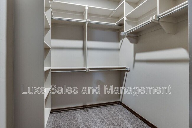 Building Photo - 2200 Alta Vista Ln