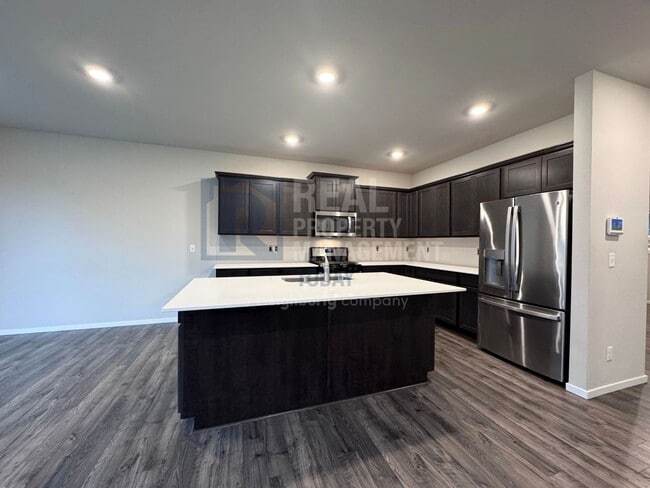 Building Photo - Spacious Modern 5-Bedroom Home with 3-Car ...