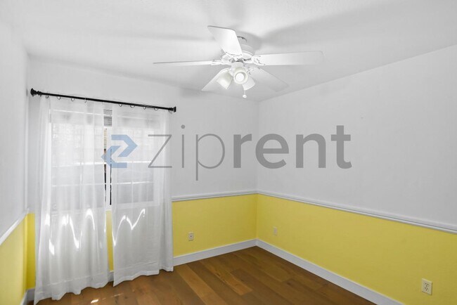 Building Photo - Unit