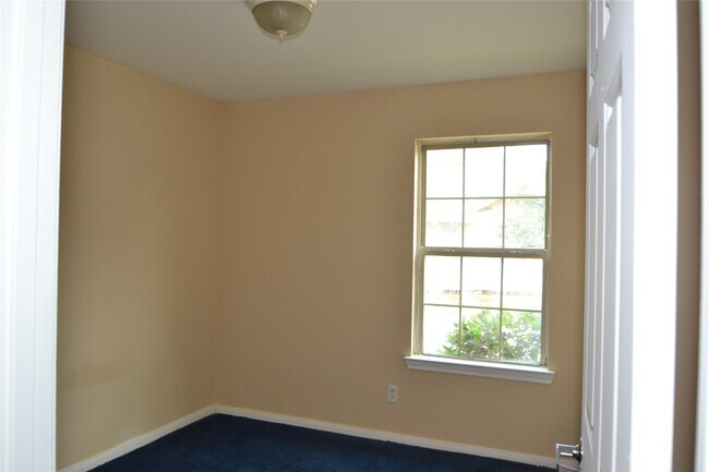 Building Photo - 304 Dell Ct