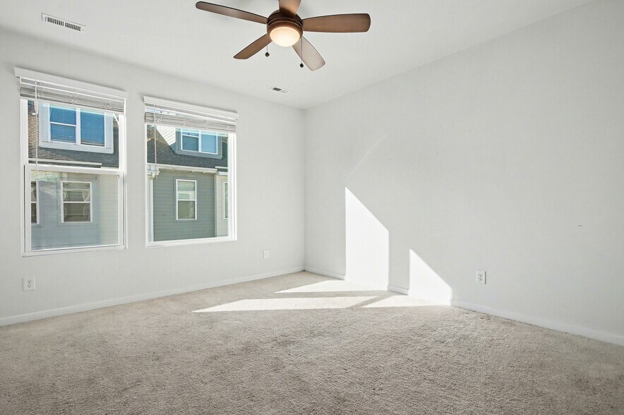 Building Photo - 2037 Statesville Ave