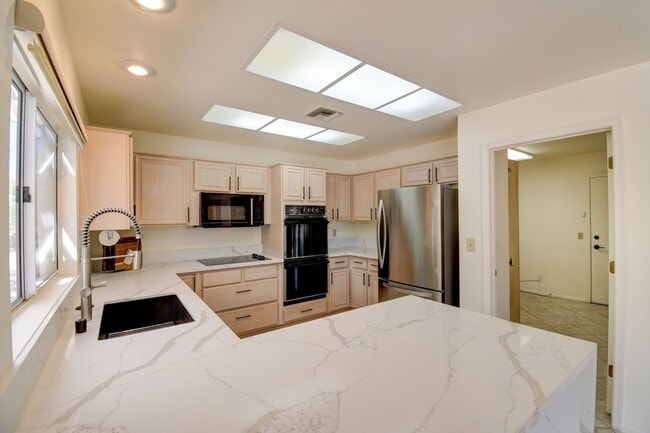 Building Photo - 2433 Sunup Dr