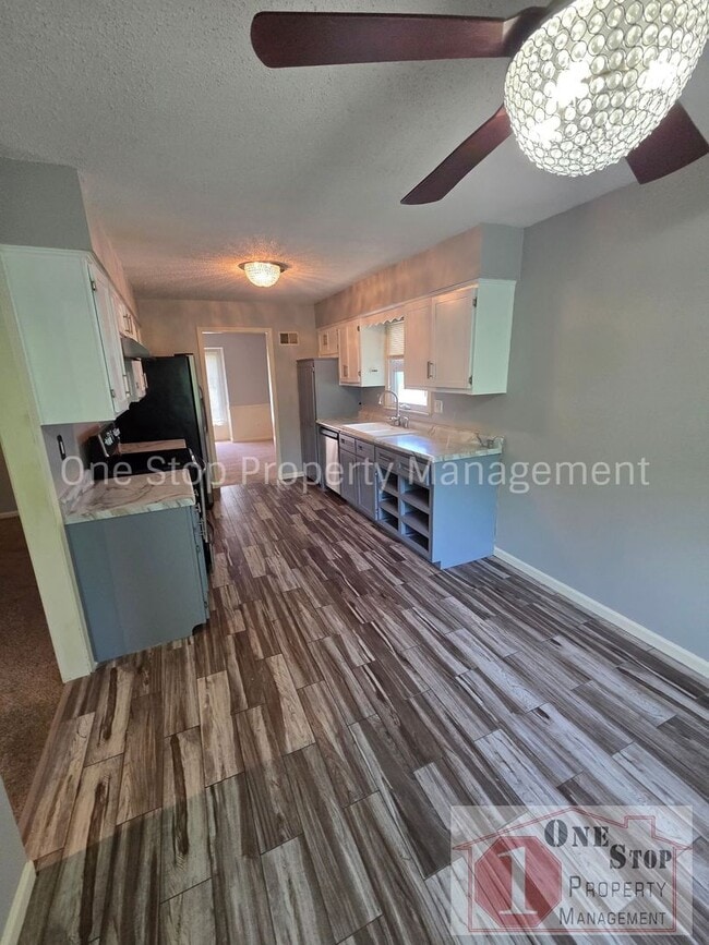 Building Photo - 4 Bedroom, 2.5 Bathroom Home in North Kansas City, Missouri