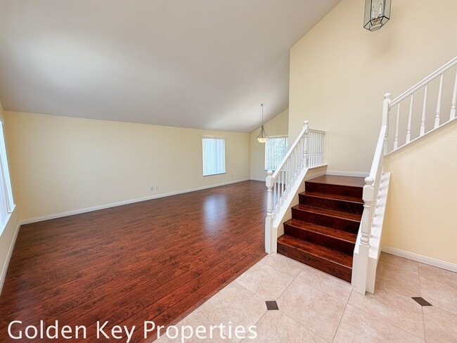 Building Photo - Move-in ready 4 bedroom / 3 bathroom home in Oceanside!