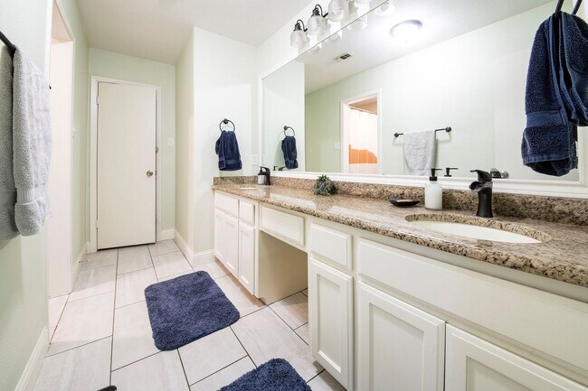 Building Photo - The Perfect Blend of Comfort, Style & Functionality in Ridglea Hills!