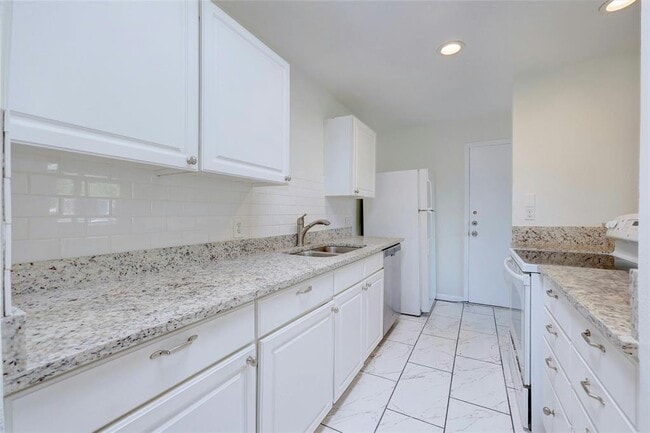 Building Photo - 8835 Tallwood Dr