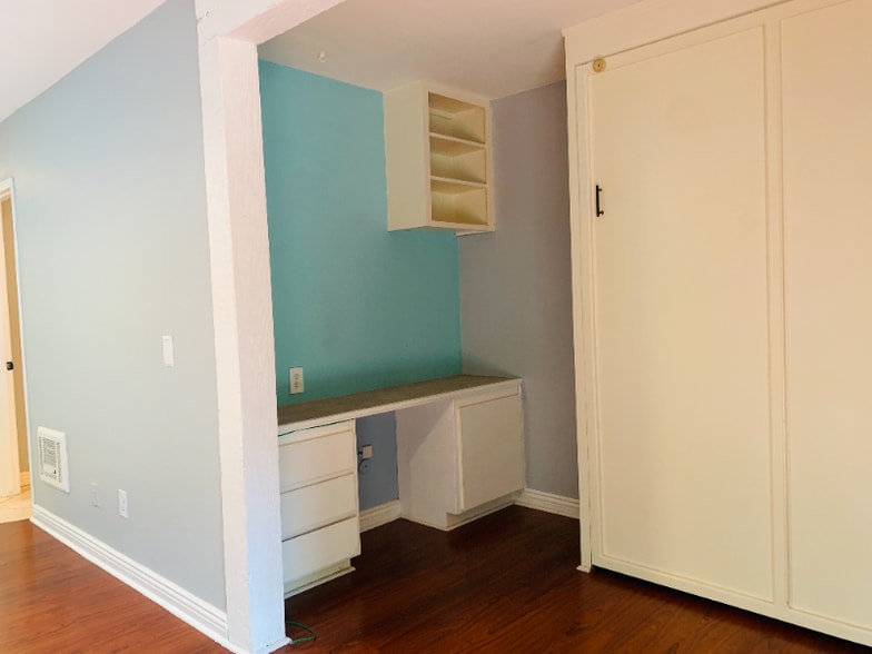 Building Photo - 1040 W MacArthur Blvd