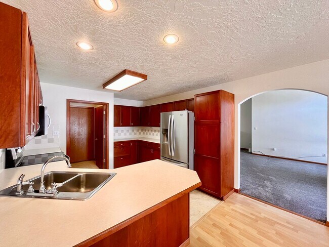 Building Photo - Spacious 3 bedroom/3 bath Townhome with 2 car Attached Garage and Private Yard in Evans, CO