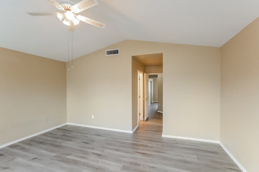 Building Photo - 5160 W Saragosa St