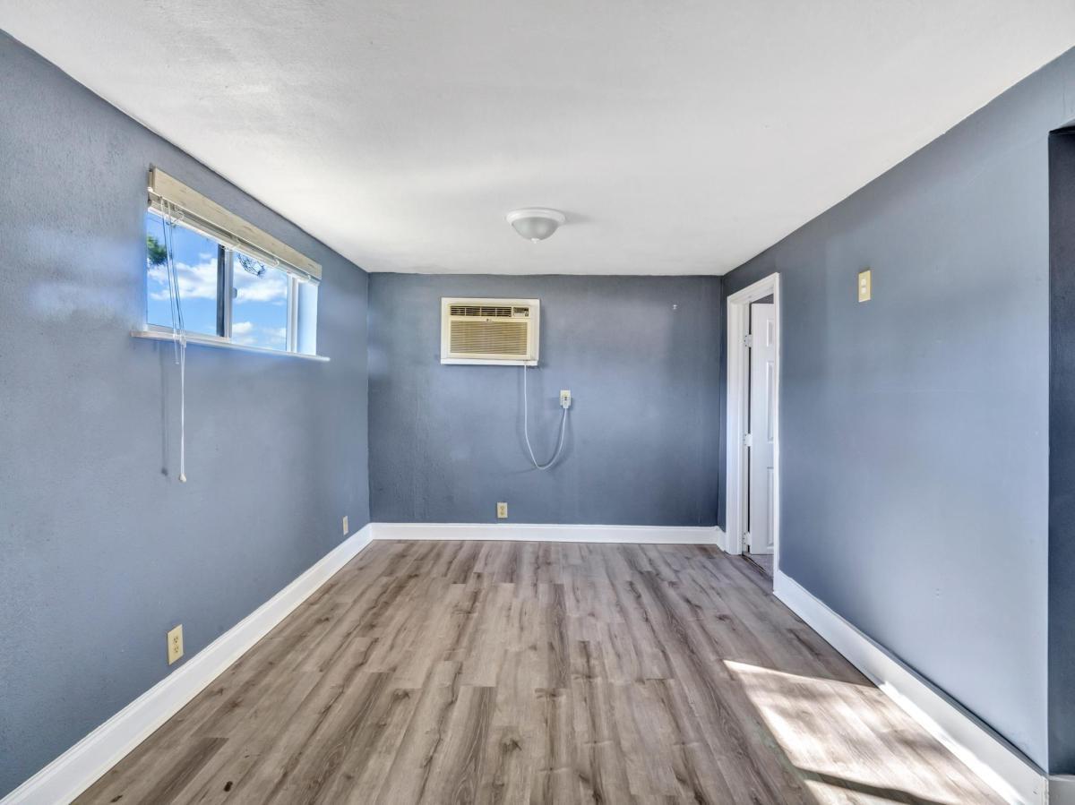 Building Photo - 731 W Hull St