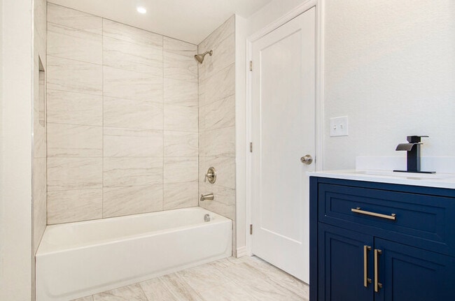 Building Photo - 105 S Kendall St