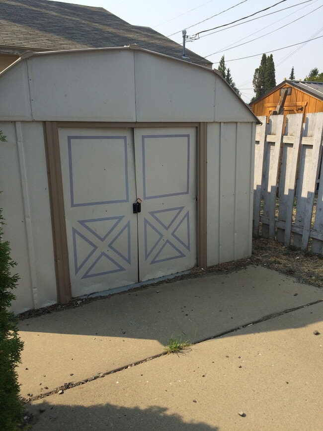 Building Photo - 4 Bedroom Home Under Radio Hill