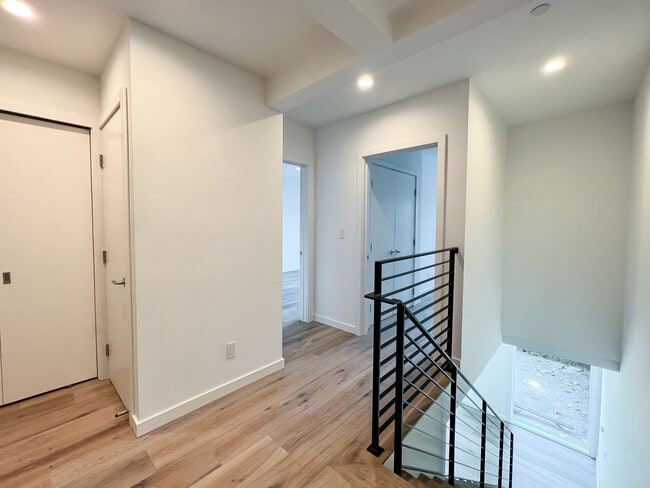 Building Photo - 275 Castro St