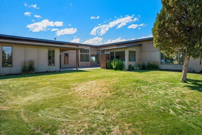 Building Photo - 64144 Pioneer Loop